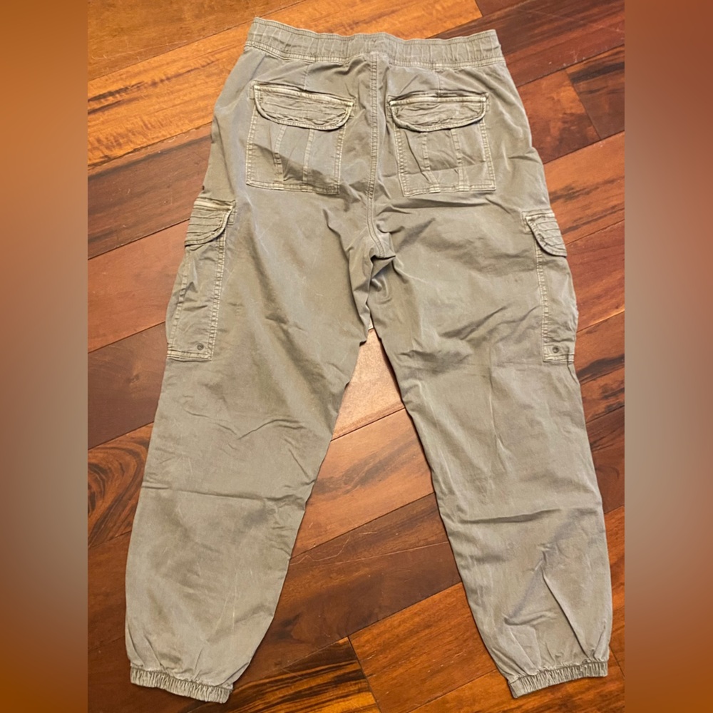 American Eagle Outfitters green cargo jogger.